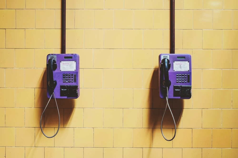 telefoni pubblici come simbolo di esempi di call to action empatiche