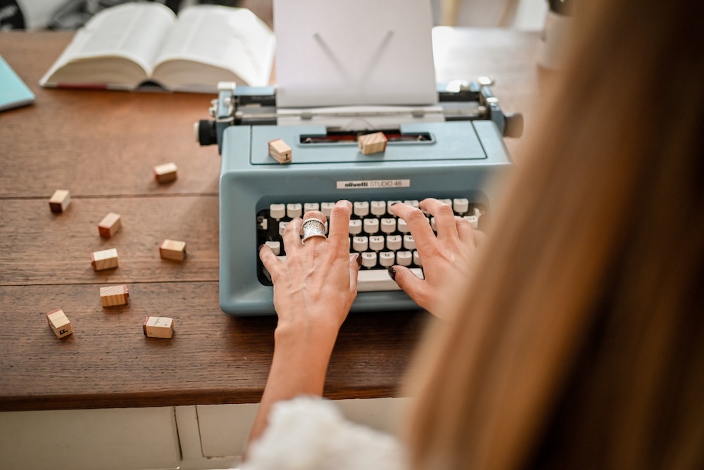 donna che scrive a macchina come simbolo del blog aziendale